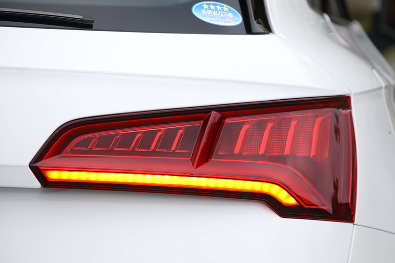 LEDリアコンビネーションランプのリアウインカーは、“流れるウインカー”と呼ばれる「ダイナミックターンインジケーター」となる