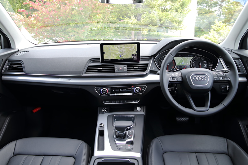 Q5 1st editionのインパネ。アルミニウムランバスのデコラティブパネルを標準装備して質感を高めている