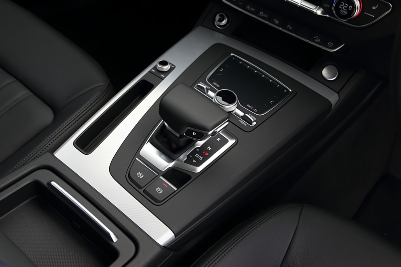 Q5 1st editionのインパネ。アルミニウムランバスのデコラティブパネルを標準装備して質感を高めている