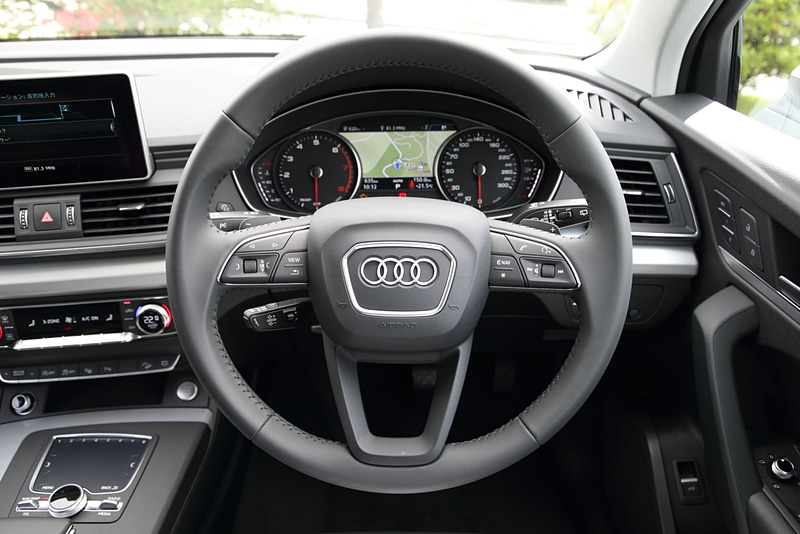 14のマルチファンクションボタンを持ち、チルト＆テレスコピック機能を備える3スポークレザーステアリングを全車標準装備