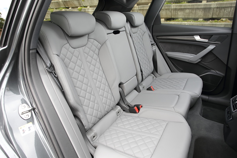 SQ5のインテリア。内装色はローターグレー/ブラックで、シートは14万円高のオプション装備となるファインナッパレザー（ダイヤモンドステッチ）