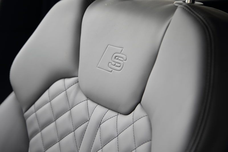 SQ5のインテリア。内装色はローターグレー/ブラックで、シートは14万円高のオプション装備となるファインナッパレザー（ダイヤモンドステッチ）