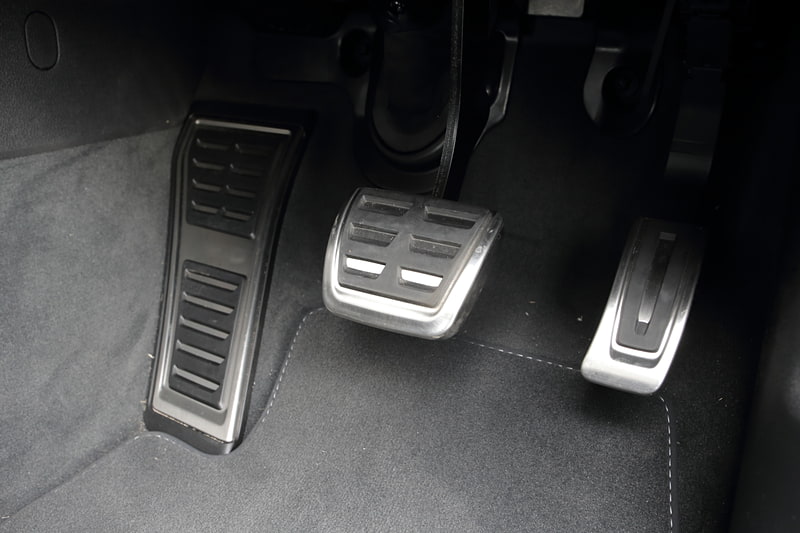 SQ5のペダル類はメタル調。大型のフットレストも備える