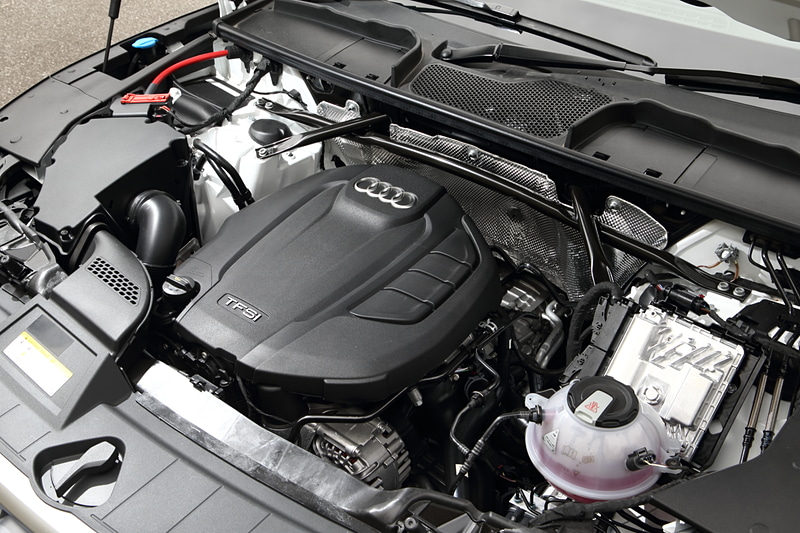 Q5に搭載する「DAX」型エンジン。直列4気筒DOHC 2.0リッター直噴ターボで最高出力185kW（252PS）/5000-6000rpm、最大トルク370Nm（37.7kgm）/1600-4500rpmを発生。JC08モード燃費は13.9km/L