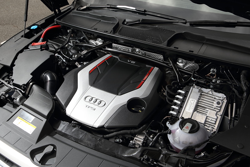 SQ5に搭載する「CWG」型エンジン。V型6気筒DOHC 3.0リッター直噴ターボで最高出力260kW（354PS）/5400-6400rpm、最大トルク500Nm（51.0kgm）/1370-4500rpmを発生。JC08モード燃費は11.9km/L