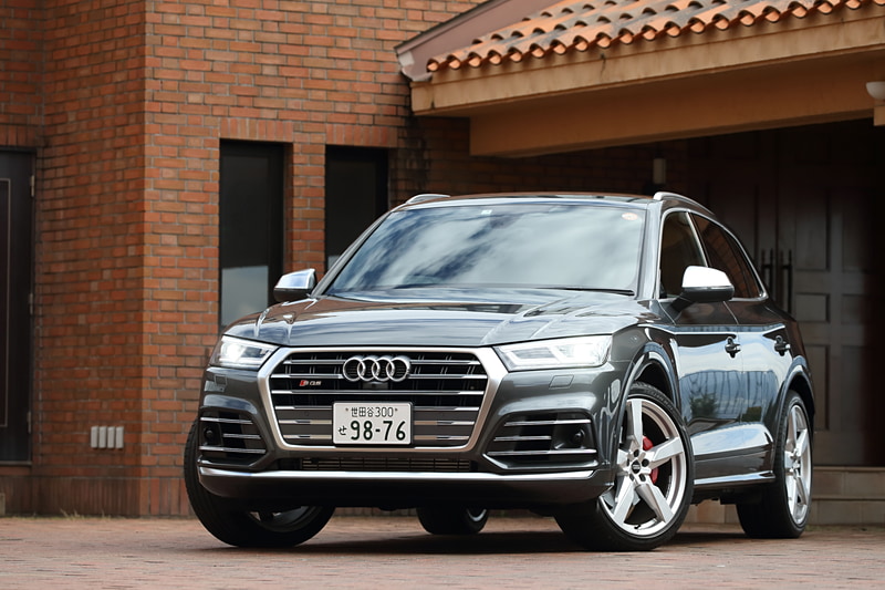 試乗車のSQ5はボディカラーに専用色の「デイトナグレー パールエフェクト」（9万円高）を使うなど、計105万円分のオプションを装着して価格は992万円