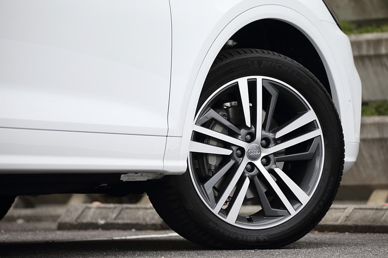 標準モデルの2.0 TFSI クワトロはタイヤサイズが235/60 R18となるが、限定車のQ5 1st editionは20インチのコントラストグレーポリッシュホイールを装着。タイヤサイズは255/45 R20