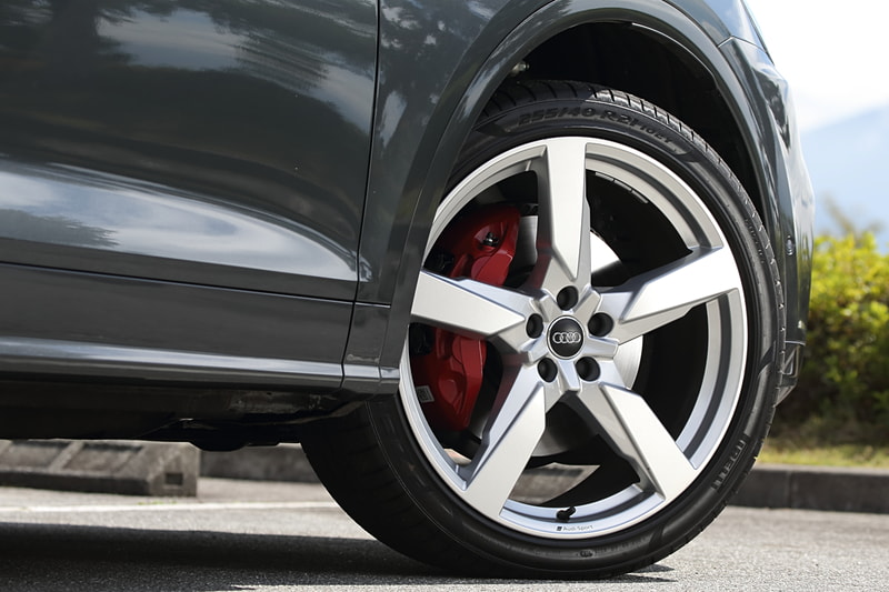 SQ5の標準タイヤはQ5 1st editionと同じ255/45 R20だが、試乗車はオプション設定の255/40 R21に変更。タイヤ＆ホイールのセットで20万円高