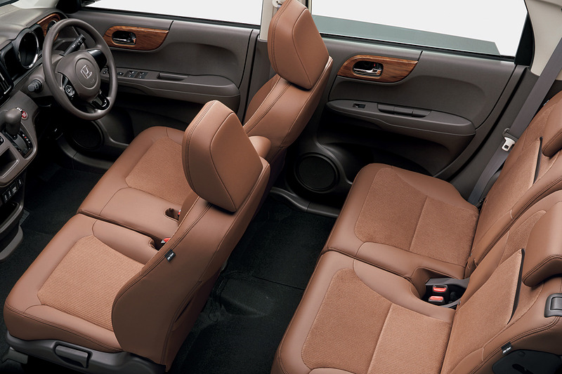 Selectのインテリアではメープルブラウンのウッド調パネルやコンビネーションシートなどを使って落ち着きのある空間を演出