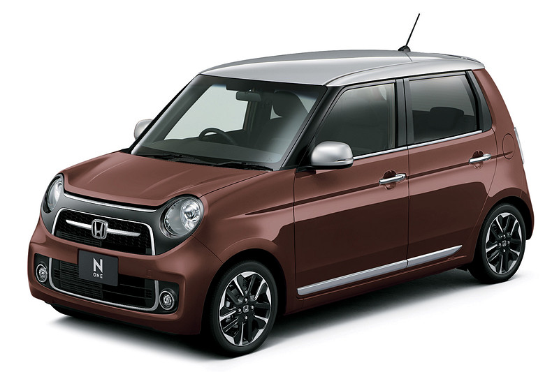 シックな内外装で上質さや重厚感を表現するPremium