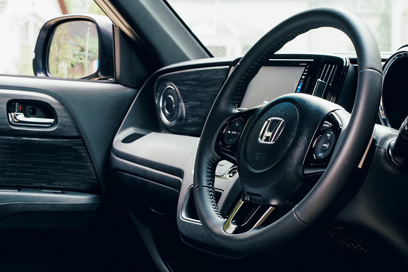 シックな内外装で上質さや重厚感を表現するPremium