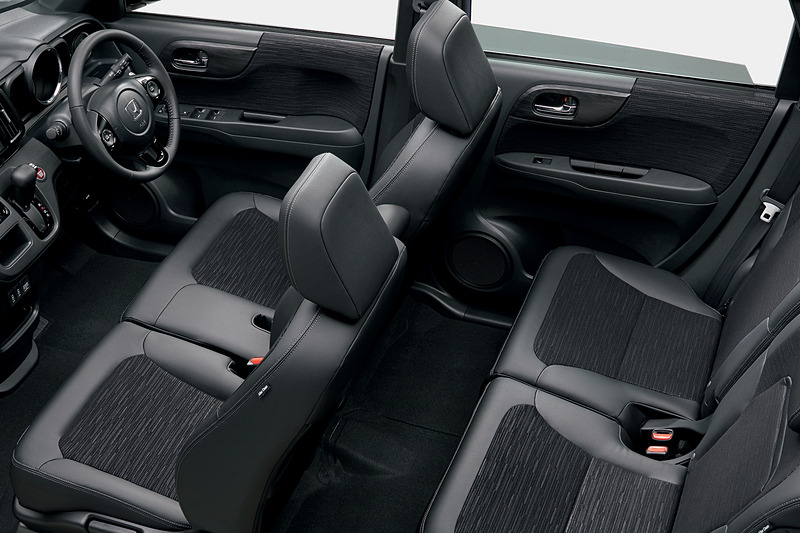 シックな内外装で上質さや重厚感を表現するPremium