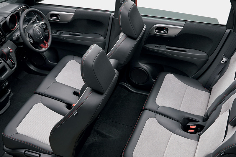 赤い加飾パネルやステッチなどが刺激的なRSのインテリア