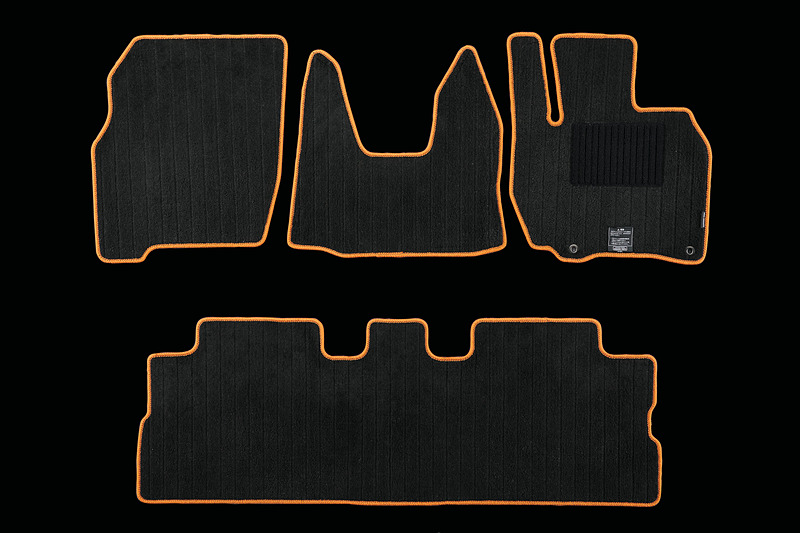 専用パッケージオプション「ACTIVE GEAR コンプリートパッケージ」（2万3868円）では、「ACTIVE GEARロゴのアルミホイールデカール」（左）や「ブラック＆オレンジの専用フロアマット」（右）をラインアップ