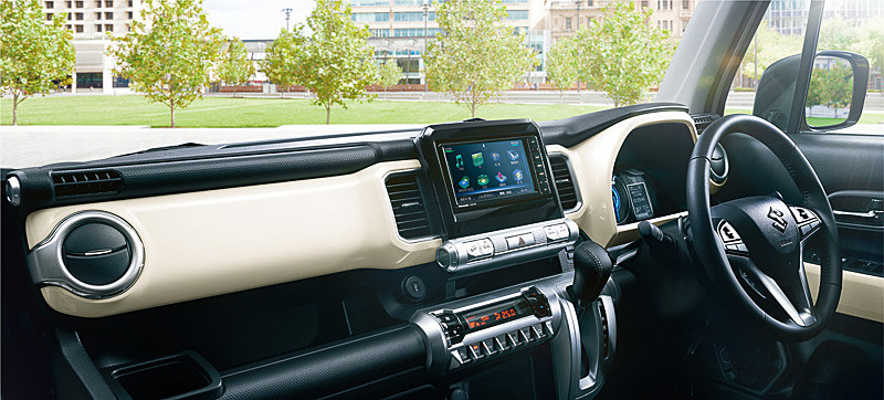 インテリアでは、モチーフにパイプフレームを採用し、HYBRID MZではシルバーのインパネサイドキャップを装着して遊び心を強調。エアコンルーバーはヘッドライトと同じ意匠を用いている