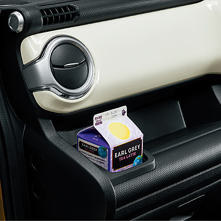 インパネドリンクホルダーには500mlの紙パック飲料も収納可能