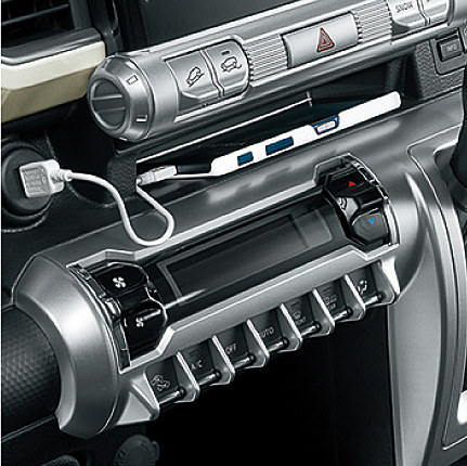 インパネセンタートレーには、スマートフォンなどを充電しながら収納できる（USBソケットはオプション）