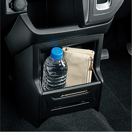 助手席シートアンダーボックスなど、収納も充実