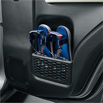 助手席シートアンダーボックスなど、収納も充実