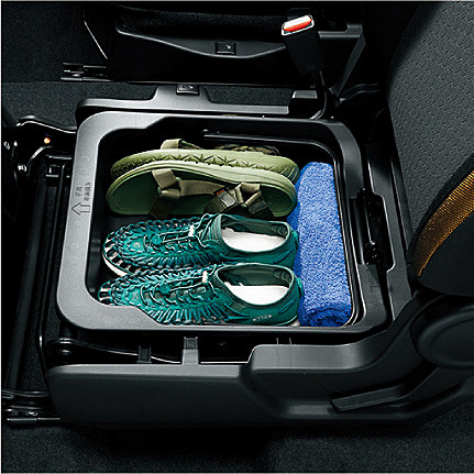 助手席シートアンダーボックスなど、収納も充実