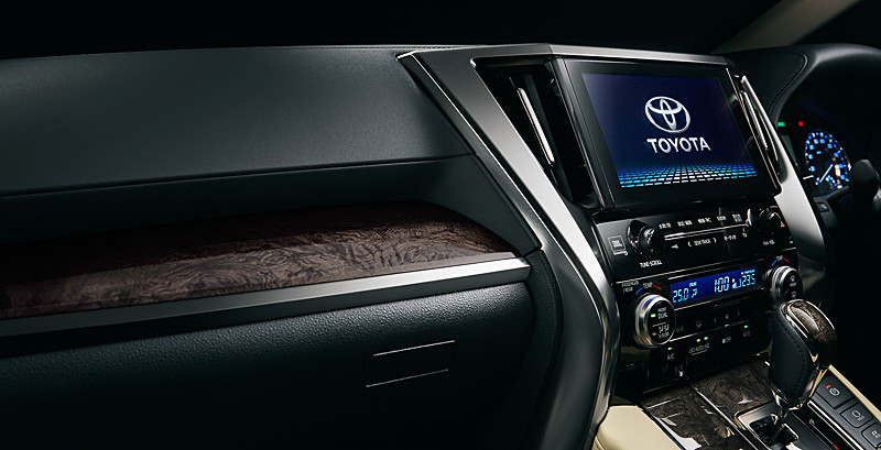 Executive Lounge専用となる新色の「ブラウンオリーブ・アッシュバール木目調」（写真はハイブリッドモデル）