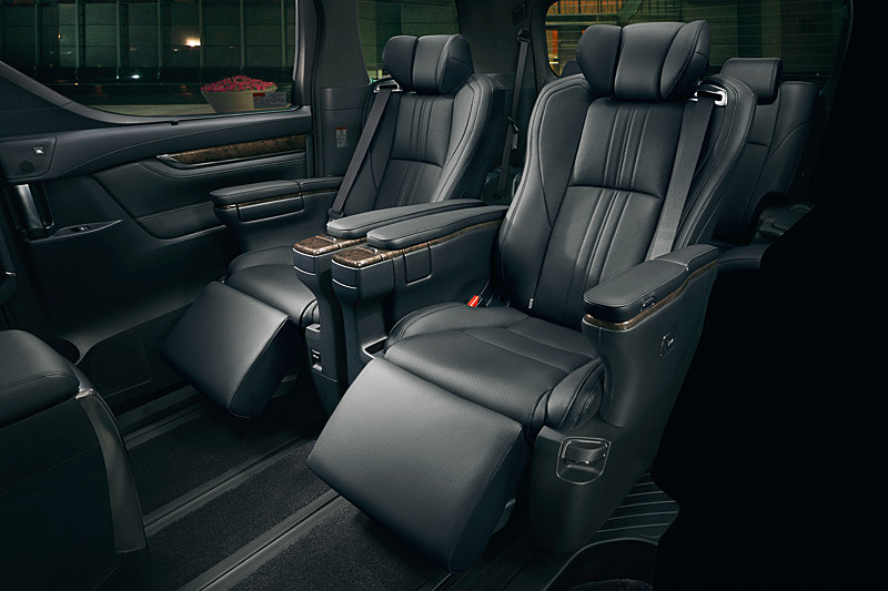 Executive Lounge（内装色：ブラック）のセカンドシート