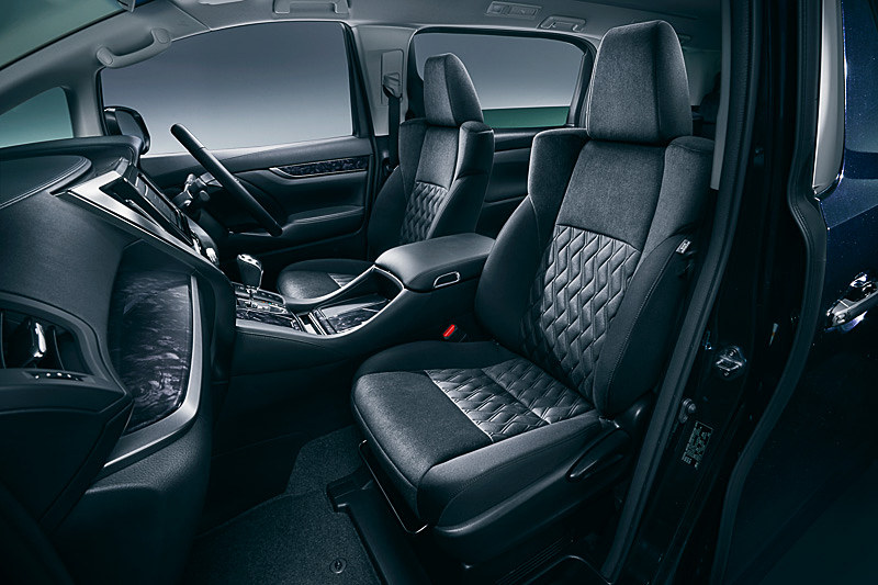 運転席6ウェイ＋助手席4ウェイマニュアルシート