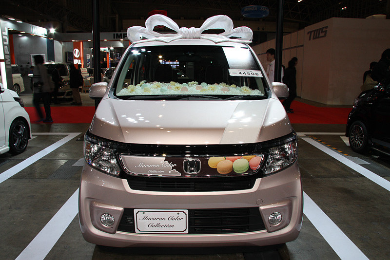 当初イメージしたのは、<a href="https://car.watch.impress.co.jp/docs/event_repo/2014autosalon/630484.html">2014年の東京オートサロンのホンダブース</a>で展示された「N-WGN Macaron Color Collection」のような感じ。このリボンを上まわるように、猫耳がドーンと、なのかと思っていたのですが