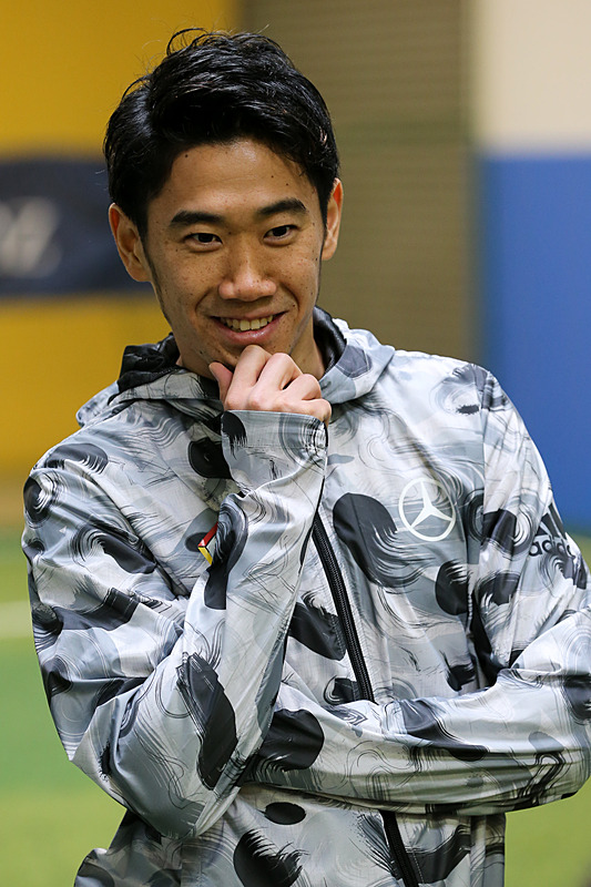 トレーニングやミニゲームを興じる香川選手