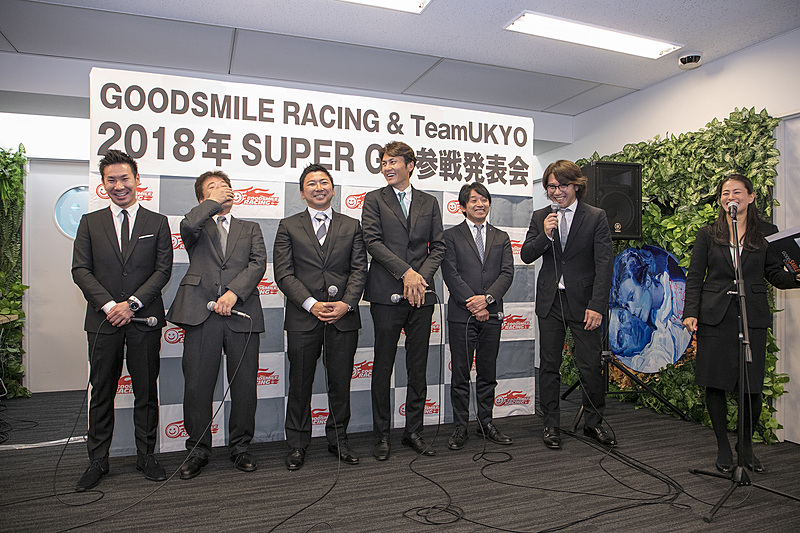 毎年恒例としてメンバーに新しいイラストの印象を聞く安藝氏。皆、いわゆる萌絵には慣れたと言うが、コメントには照れがあり発言しにくそうになるところもあったりする。そんななか片岡選手から「手に持っている杖のオモチャが発売されたら欲しいかも」という発言が出た