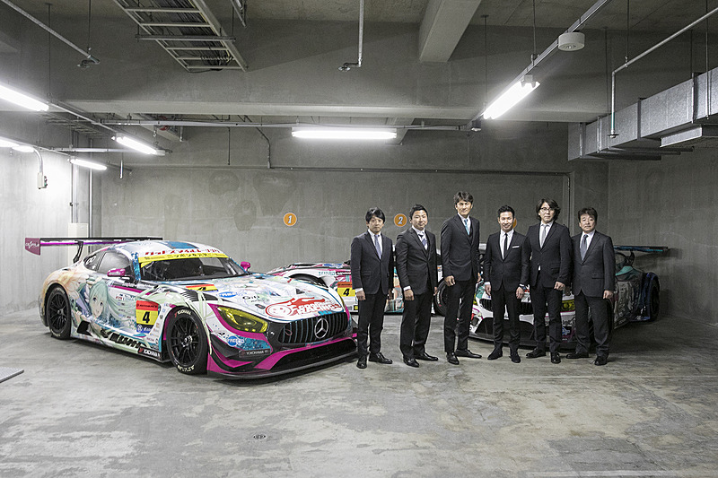 これまでの歴代チャンピオンマシンとともに撮影