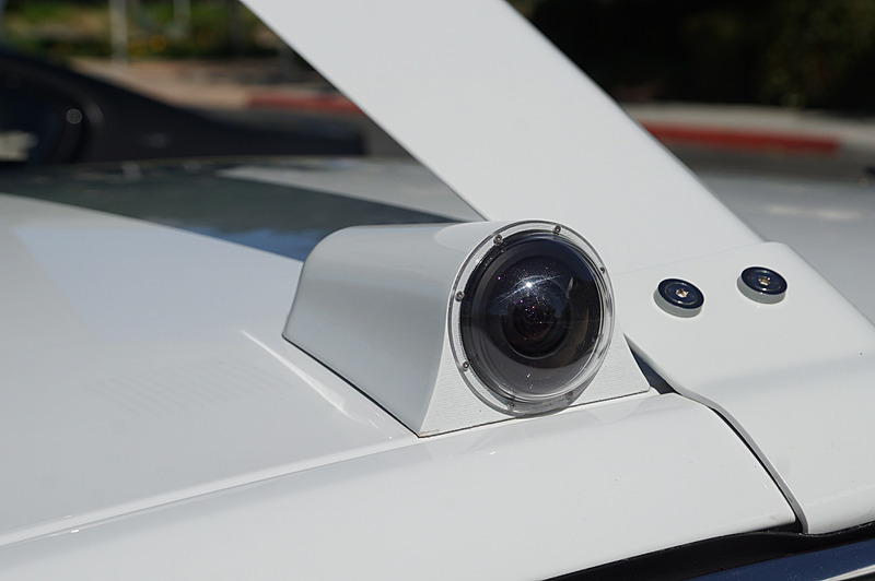 自動運転車にはカメラ、レーダー、LiDARなどの各種センサーが装着されている