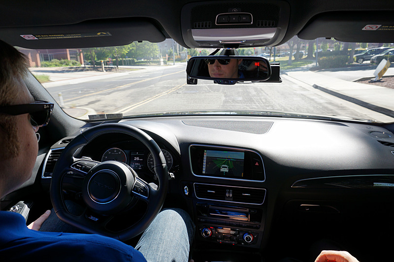 5月にサンノゼで行なわれた、Delphiと共同で試作した自動運転車の公道試乗会の様子