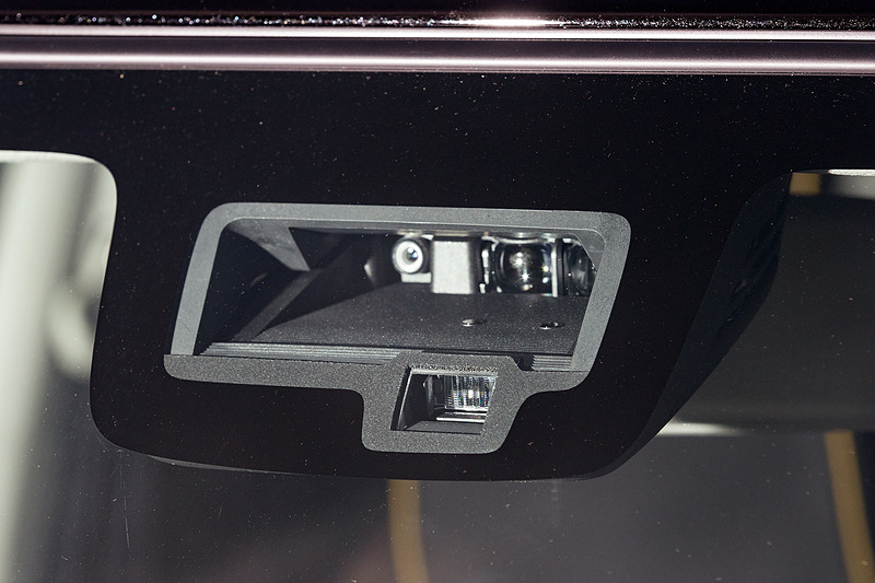 フロントウィンドウ上部にはスズキ セーフティ サポート用の単眼カメラとレーザーレーダーを備える