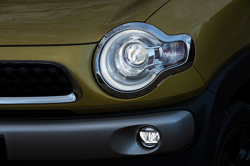 ヘッドライトの点灯パターン。LED仕様はオートレベライザーを装備するとともに、フォグランプもLED化される