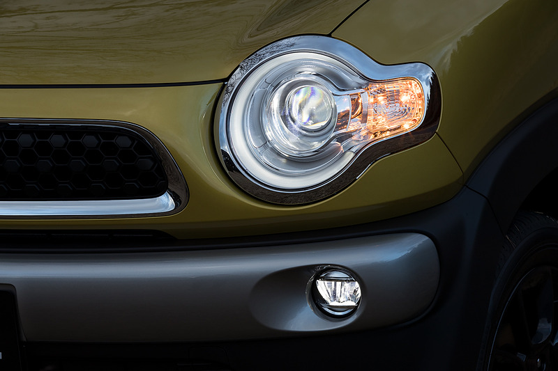 ヘッドライトの点灯パターン。LED仕様はオートレベライザーを装備するとともに、フォグランプもLED化される