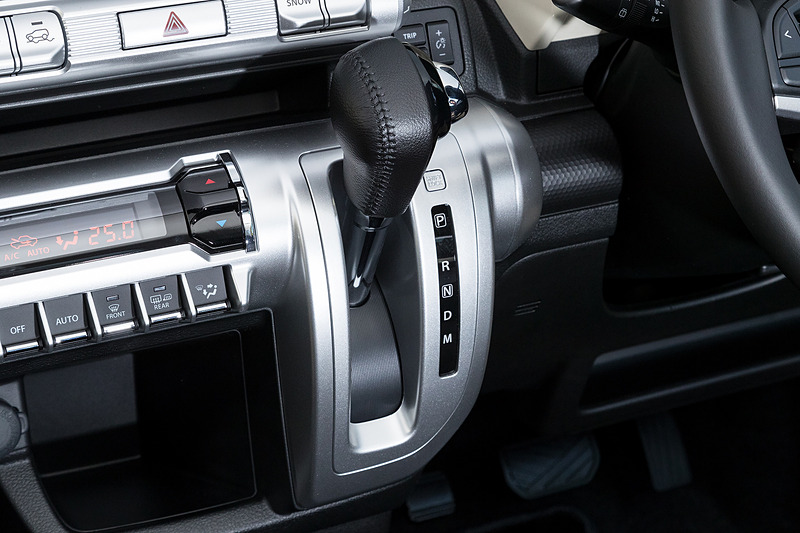 HYBRID MZは本革巻シフトノブとシルバー塗装のフレームの組み合わせ