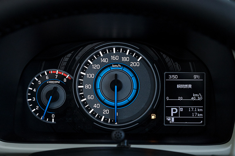 パネル面に光が当るとクロスビーが浮き出るギミックも