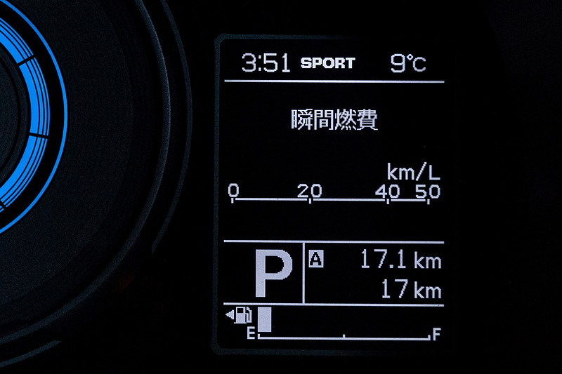 メーターパネル右側には各種情報の表示が可能なマルチインフォメーションディスプレイを装備