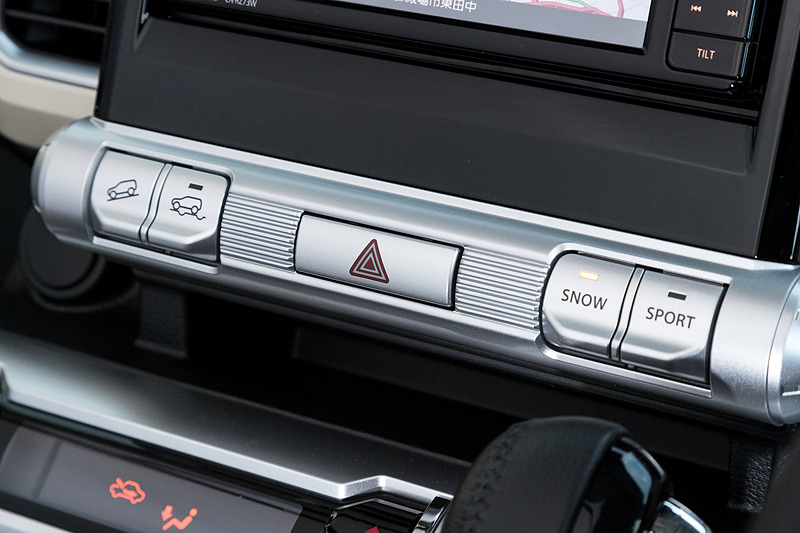 4WD車はインパネ中央に走行モードを切り替えるスイッチが並ぶ