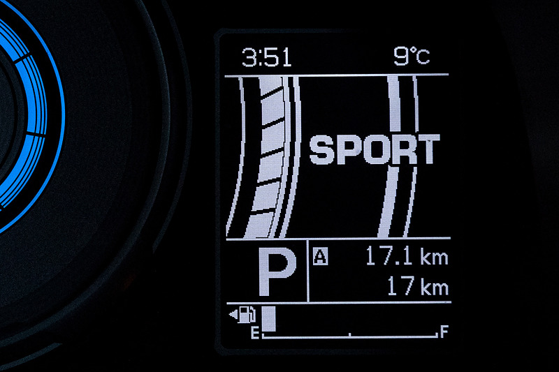 スイッチを入れるとマルチインフォメーションディスプレイにアニメーションが表示される。これはスポーツモード