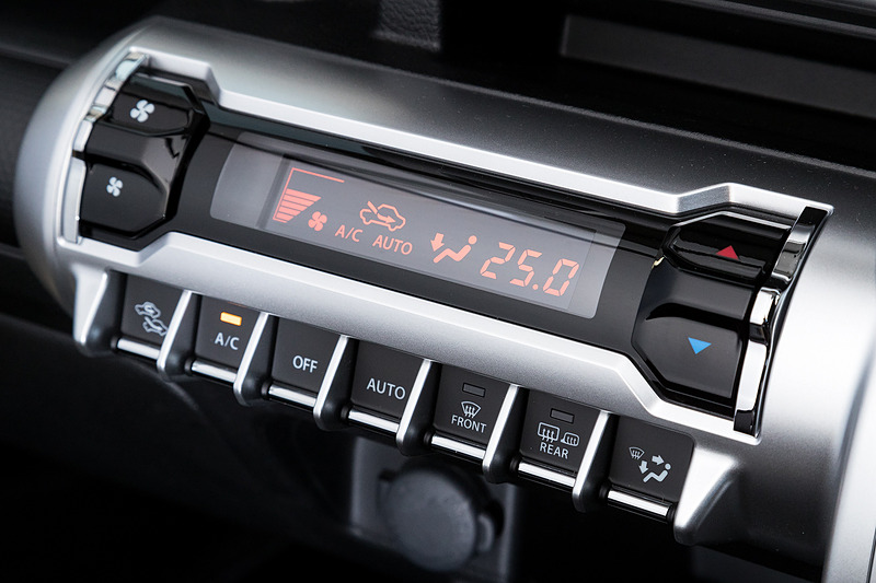 フルオートエアコンは全車標準装備。アイドリングストップ時に車内の温度上昇を防ぐ「エコクール」も搭載