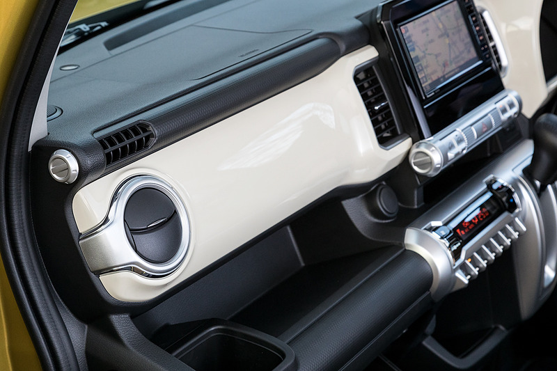 ヘッドライトと同形状のエアコンルーバー、その上にあるパイプフレームにはシルバーのキャップが付くなどちょっとした遊び心が楽しい