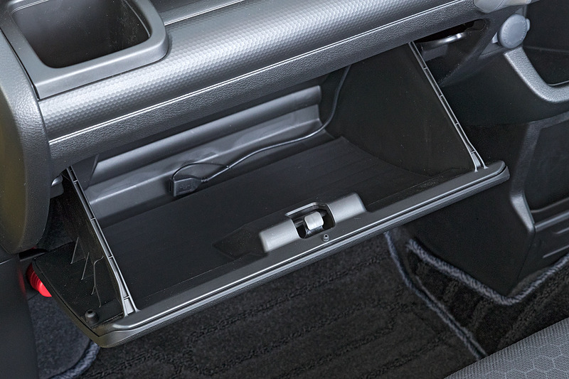 助手席前にはインパネトレーとともにグローブボックスを装備