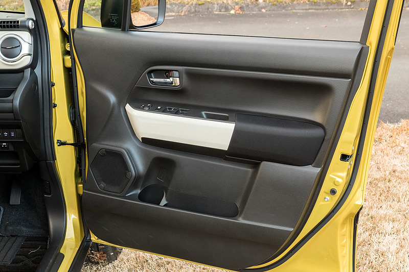 運転席ドアトリム。アイボリーのアクセントカラーが入ったアームレスト部にはパワーウィンドウと電動格納式ドアミラーのスイッチを配置