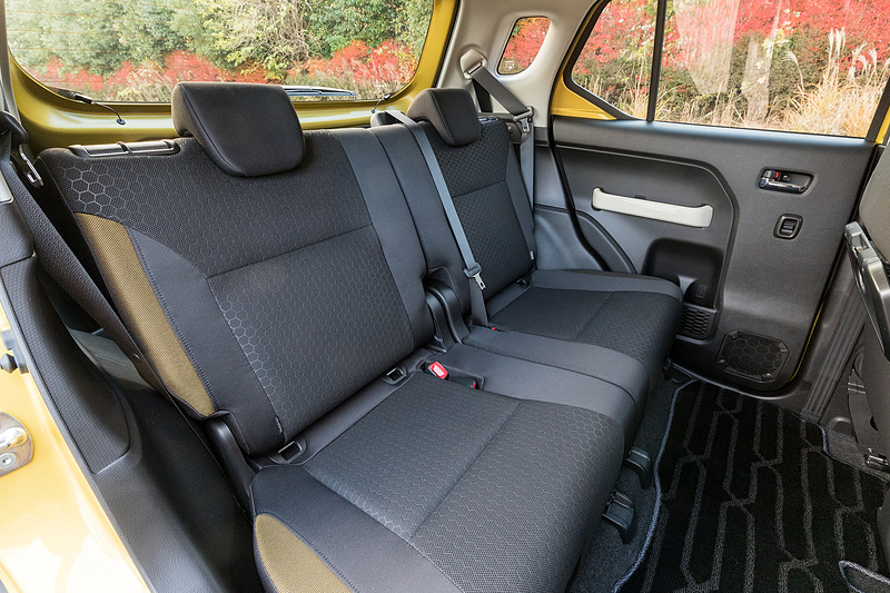 リアシートは5：5の分割可倒式