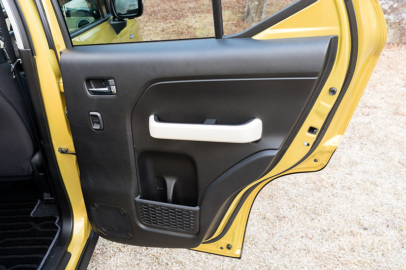 リアドアにもカップホルダーを装備