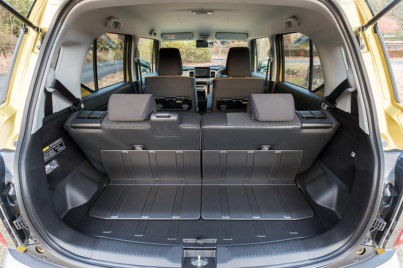リアシートのアレンジ。ラゲッジ容量は最後端までスライドした状態で124L、倒した場合は520L。HYBRID MZには防汚タイプのフロア＆シートバックを採用する