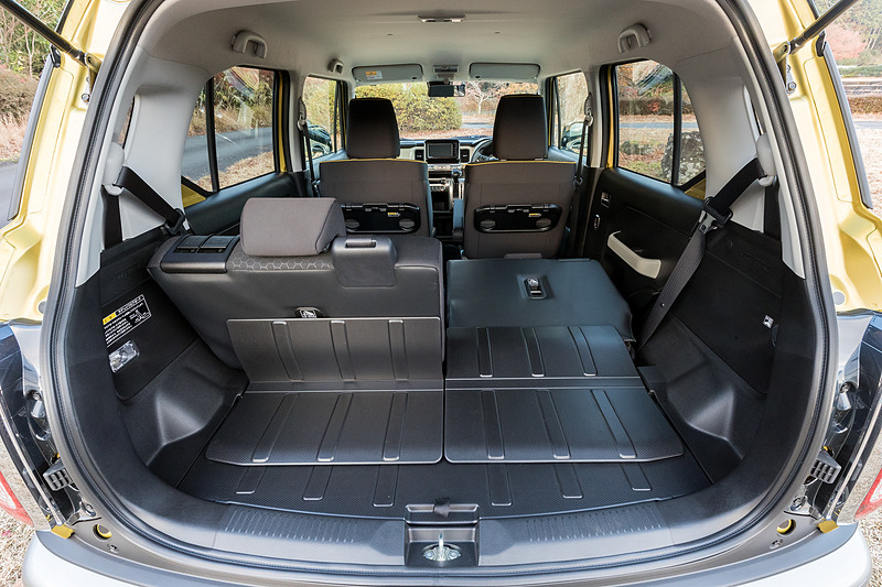 リアシートのアレンジ。ラゲッジ容量は最後端までスライドした状態で124L、倒した場合は520L。HYBRID MZには防汚タイプのフロア＆シートバックを採用する