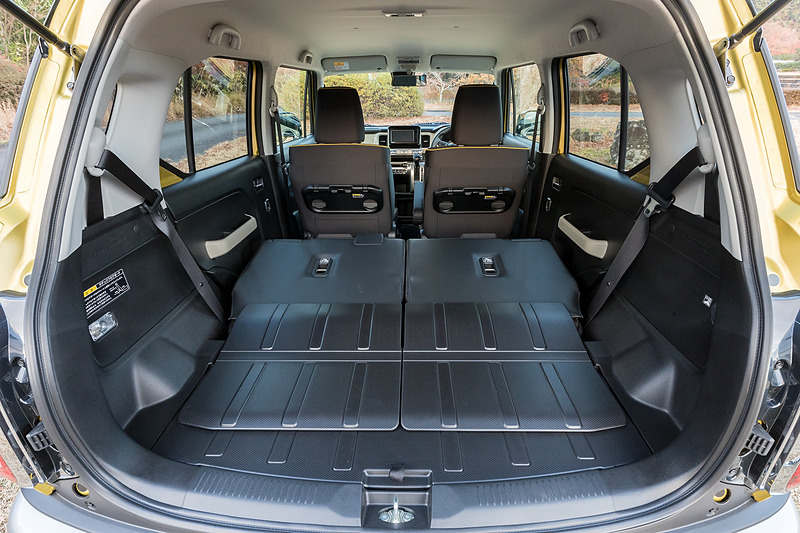 リアシートのアレンジ。ラゲッジ容量は最後端までスライドした状態で124L、倒した場合は520L。HYBRID MZには防汚タイプのフロア＆シートバックを採用する